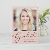 Eleganter Script-Foto Blush Pink Abschluss Ankündigung (Stehend Vorderseite)