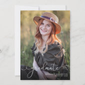 Eleganter Script Foto Sage Green Abschluss Ankündigung (Vorderseite)