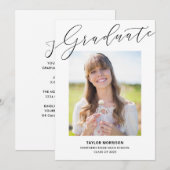 Eleganter Script Graduate Black & White Abschluss Einladung (Vorne/Hinten)
