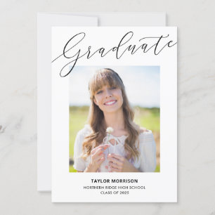 Eleganter Script Graduate Black & White Abschluss Einladung
