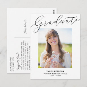 Eleganter Script Graduate Black & White Abschluss Postkarte