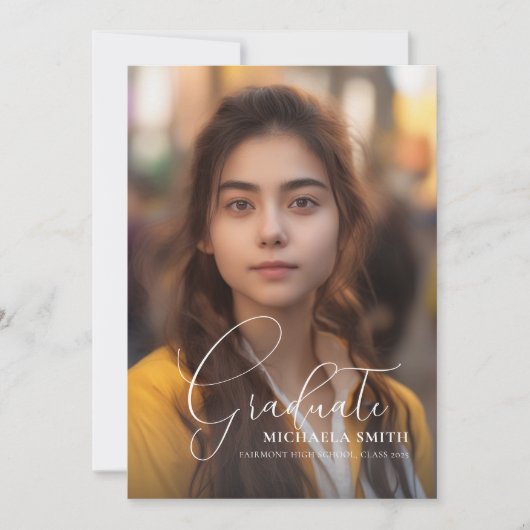 Eleganter Script Graduate Foto Abschluss Ankündigung (Vorderseite)
