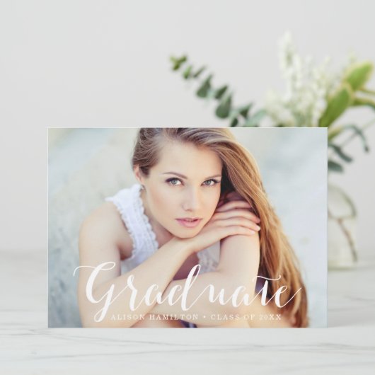 Eleganter Script Gray Foto Abschluss Ankündigung (Stehend Vorderseite)