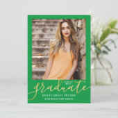 Eleganter Script Green Gold 2-Foto-Abschluss Ankündigung (Stehend Vorderseite)
