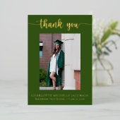 Eleganter Script Green Gold Foto Abschluss Folieneinladung (Stehend vorne)