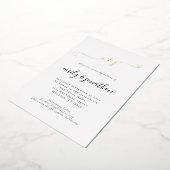 Eleganter Script Initials QR Code Hochzeit Real Folieneinladung (Gedreht)