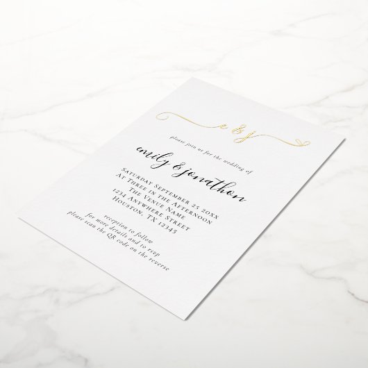 Eleganter Script Initials QR Code Hochzeit Real Folieneinladung (Gedreht)
