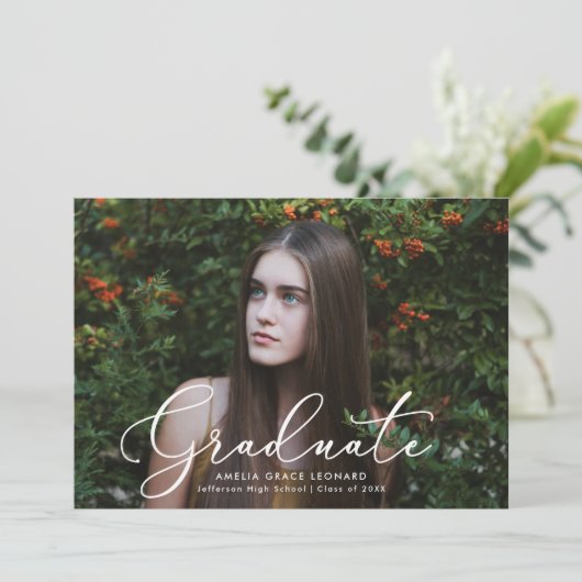 Eleganter Script Lila Foto Abschluss Ankündigung (Stehend Vorderseite)