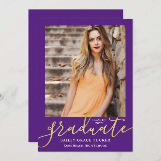 Eleganter Script Lila Gold 2-Foto-Abschluss Ankündigung (Vorne/Hinten)