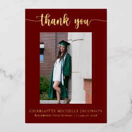 Eleganter Script Maroon Gold Foto Abschluss Folieneinladung