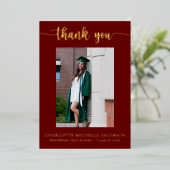 Eleganter Script Maroon Gold Foto Abschluss Folieneinladung (Stehend vorne)