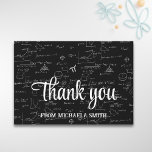 Eleganter Script-Mathematics formas-Abschluss Dankeskarte<br><div class="desc">Einfache,  aber elegante Abschluss Dankeschön Karte mit einem schönen Skript-Schriftart und einem Hintergrund von mathematischen Formeln und Gleichungen. Perfekt für Mathematik- und Ingenieurabsolventen. Illustriert und entworfen von Patricia Alvarez.</div>