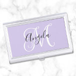 Eleganter Script Monogram Pale Lavender Visitenkarten Dose<br><div class="desc">Erstellen Sie Ihren eigenen mit Monogramm,  blassfarbenen Kartenhalter. Passen Sie das personalisierte Schwarzweiß-Monogramm an...  einschließlich Schriftart-Farben,  Kalligrafiestyles und Größen. Ein dunkles lila anstelle des Schwarzen wäre schön. Sie können die Größe und die Platzierung Ihres Monogramms anpassen,  wenn es extra dekorativ ist.</div>