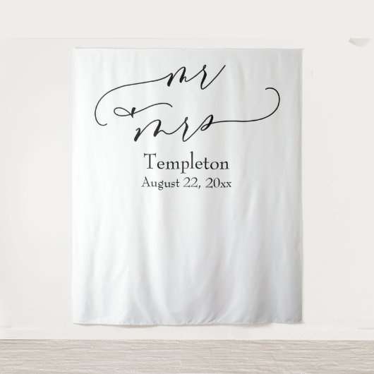 Eleganter Script Mr & Mrs Simple Foto Hintergrund Wandteppich (Vorderseite)