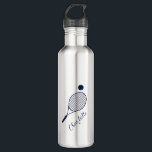 Eleganter Script Name Monogram Tennis Club Edelstahlflasche<br><div class="desc">Erhöhen Sie Ihr Spiel mit einer Touch maßgeschneiderter Eleganz. Unser personalisierter Thermalwäscher besticht durch ein wunderschön gestaltetes Design mit einem klassischen Tennisschläger, der von einem sich schnell bewegenden Tennisball durchzogen wird. Ideal für Tennisliebhaber und Sammler, dient dieser Thermalwäscher nicht nur als funktionales außergerichtliches Accessoire, sondern auch als unvergesslicher Sake. Egal,...</div>