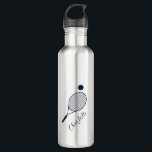 Eleganter Script Name Monogram Tennis Club Edelstahlflasche<br><div class="desc">Erhöhen Sie Ihr Spiel mit einer Touch maßgeschneiderter Eleganz. Unser personalisierter Thermalwäscher besticht durch ein wunderschön gestaltetes Design mit einem klassischen Tennisschläger, der von einem sich schnell bewegenden Tennisball durchzogen wird. Ideal für Tennisliebhaber und Sammler, dient dieser Thermalwäscher nicht nur als funktionales außergerichtliches Accessoire, sondern auch als unvergesslicher Sake. Egal,...</div>