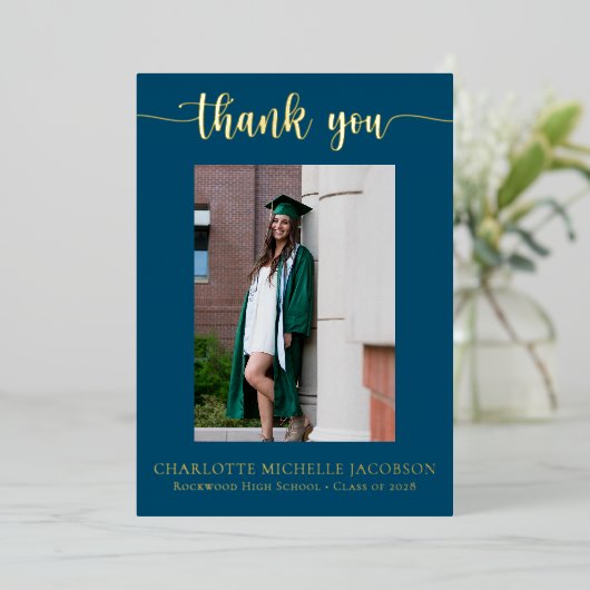 Eleganter Script Navy Blue Gold Foto Abschluss Folieneinladung (Stehend vorne)