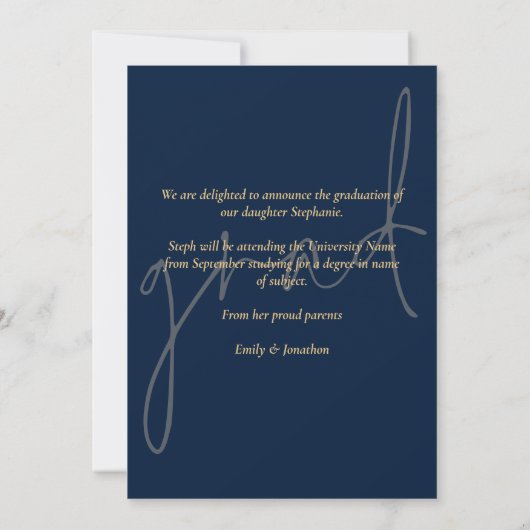 Eleganter Script Navy Gold Abschluss Ankündigung (Rückseite)