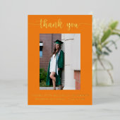 Eleganter Script Orange Gold Foto Abschluss Folieneinladung (Stehend vorne)