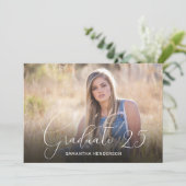 Eleganter Script Overlay 2-Foto-Abschluss Ankündigung (Stehend Vorderseite)