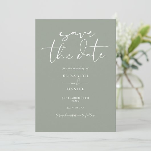 Eleganter Script Sage Green QR Code Hochzeit Save The Date (Stehend Vorderseite)