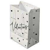 Eleganter Script-Schriftart + Herz-Valentinstag Mittlere Geschenktüte (Vorderseite Schrägansicht)