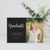 Eleganter Script Schwarz-weiß Foto Abschluss Einladung (Stehend Vorderseite)