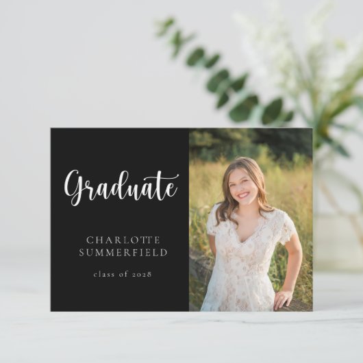 Eleganter Script Schwarz-weiß Foto Abschluss Einladung (Stehend Vorderseite)