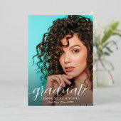 Eleganter Script Silver Foil Foto Abschluss Folieneinladung (Stehend vorne)