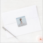 Eleganter Script Wedding Foto Personalisiert Stick Quadratischer Aufkleber<br><div class="desc">Personalisierter Aufkleber mit Ihrem individuellen Foto und eleganten Skript "Liebe" gepaart mit Ihren eigenen Monogrammen und Datum in einem serifenlosen Schriftart.</div>