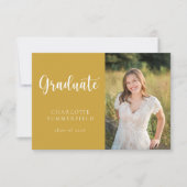 Eleganter Script Yellow Gold Foto Abschluss Einladung (Vorderseite)