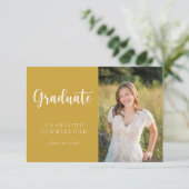 Eleganter Script Yellow Gold Foto Abschluss Einladung (Stehend Vorderseite)