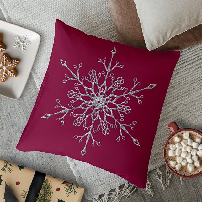 Eleganter Silberner Glitzer Kissen (Elegant Silver Glitter Holiday Snowflake Burgundy Throw Pillow)