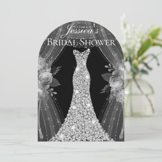 Eleganter Silbervorhang Dress Brautparty Arch Einladung (Stehend Vorderseite)