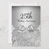Eleganter Silver Bow Floral Swirl 25 Jahre Jubiläu Einladung (Vorderseite)
