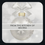 Eleganter Silver Christmas Ball auf Bokeh Kitchen Quadratischer Aufkleber<br><div class="desc">Küchenaufkleber mit einem magischen Urlaubsstil. Mit einem silbernen Weihnachtsball mit Schneeflocken dekoriert und mit einem hübschen Silberbogen fertig. Der Hintergrund ist eine silberne Lichtillustrierung mit eleganten Sternen verstreut.</div>