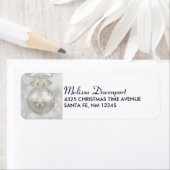 Eleganter Silver Christmas Ball auf Bokeh Lights (Insitu)