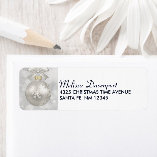 Eleganter Silver Christmas Ball auf Bokeh Lights (Insitu)