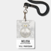 Eleganter Silver Christmas Ball auf Bokeh Lights Ausweis (Back with Lanyard)