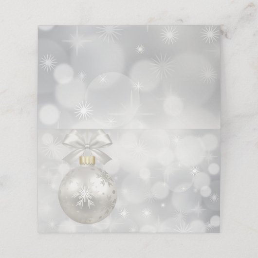 Eleganter Silver Christmas Ball auf Bokeh Lights Platzkarte (Außenseite Aufgefaltet)