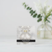 Eleganter Silver Christmas Ball auf Bokeh Lights Quadratische Visitenkarte (Stehend Vorderseite)