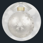 Eleganter Silver Christmas Ball auf Bokeh Lights Runder Aufkleber<br><div class="desc">Sticker mit einem magischen Urlaubsdesign. Mit einem silbernen Weihnachtsball mit Schneeflocken dekoriert und mit einem hübschen Silberbogen fertig. Der Hintergrund ist eine silberne Lichtillustrierung mit eleganten Sternen verstreut.</div>