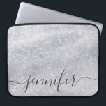 Eleganter Silver Glitzer Individuelle Name Laptopschutzhülle<br><div class="desc">Schützen Sie Ihr Notebook stilvoll mit unserem eleganten Silver Glitzer Individuelle Name Laptop Schlauch. Diese personalisierte Hülle mit einem atemberaubenden silbernen Glitzer-Design fügt eine Touch Glamour hinzu und schützt Ihr Gerät vor Kratzern und Stößen. Ideal für Studenten und Profis gleichermaßen!</div>