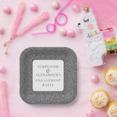 Eleganter Silver Glitzer Names Engagement Party Pappteller (Party)