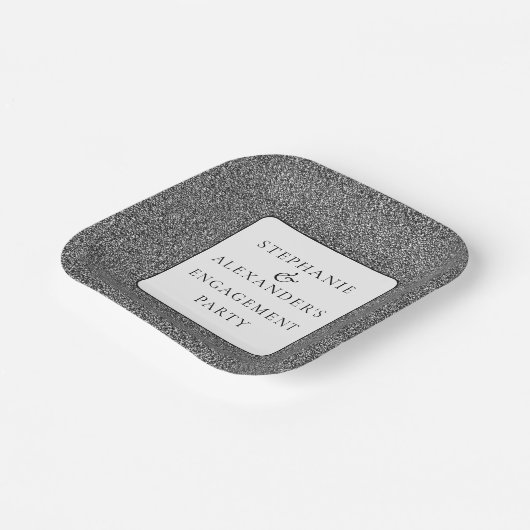 Eleganter Silver Glitzer Names Engagement Party Pappteller (Gewinkelt)