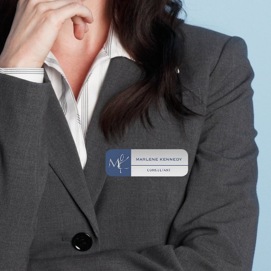 Eleganter Silver Monogram Navy Blue Logo Mitarbeit Namensschild