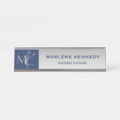 Eleganter Silver Monogram Navy Blue Metal Desk Schreibtischnamensplakette (Vorderseite )