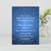 Eleganter Silvester Navy Blue Bokeh Lights Einladung (Stehend Vorderseite)
