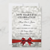 Eleganter Silvester Silver Bokeh Lights Red Bow Einladung (Vorderseite)