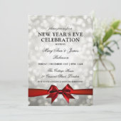 Eleganter Silvester Silver Bokeh Lights Red Bow Einladung (Stehend Vorderseite)